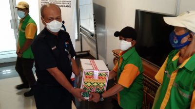 PT KAI Divre IV Bagikan Paket Sembako Kepada Petugas Porter