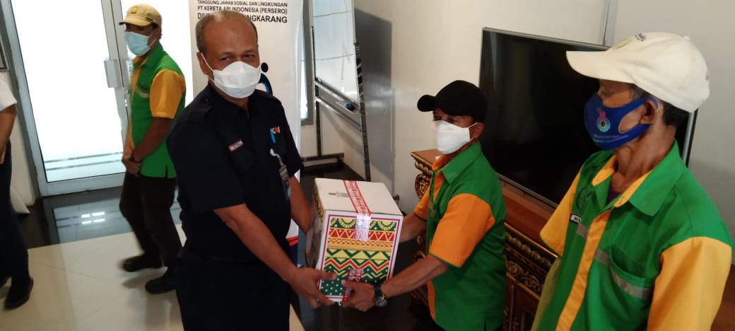 PT KAI Divre IV Bagikan Paket Sembako Kepada Petugas Porter
