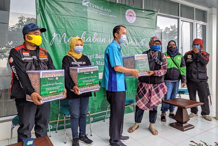 CitraLand Lampung Bagikan Paket Sembako untuk 150 Pengemudi Ojol
