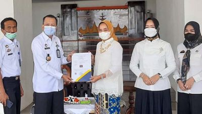 Dekranasda Lampung Terima Hak Paten Tapis Lampung dari Kemenhumham