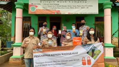 Dosen Itera Terapkan Kemasan di UMKM Keripik Buah