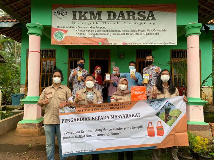 Dosen Itera Terapkan Kemasan di UMKM Keripik Buah