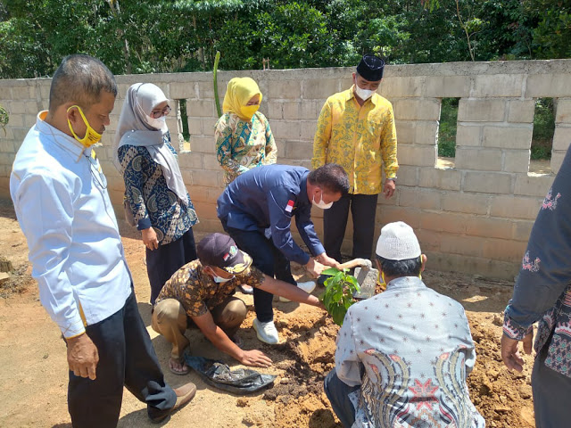 Serap Aspirasi, Ismet Roni Bagikan Ribuan Bibit Buah di Mesuji dan Tuba