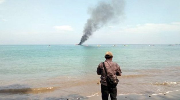 Diduga Gunakan Pukat Harimau, Nelayan Tanggamus Bakar Kapal Trawl KM Sekar Tanjung