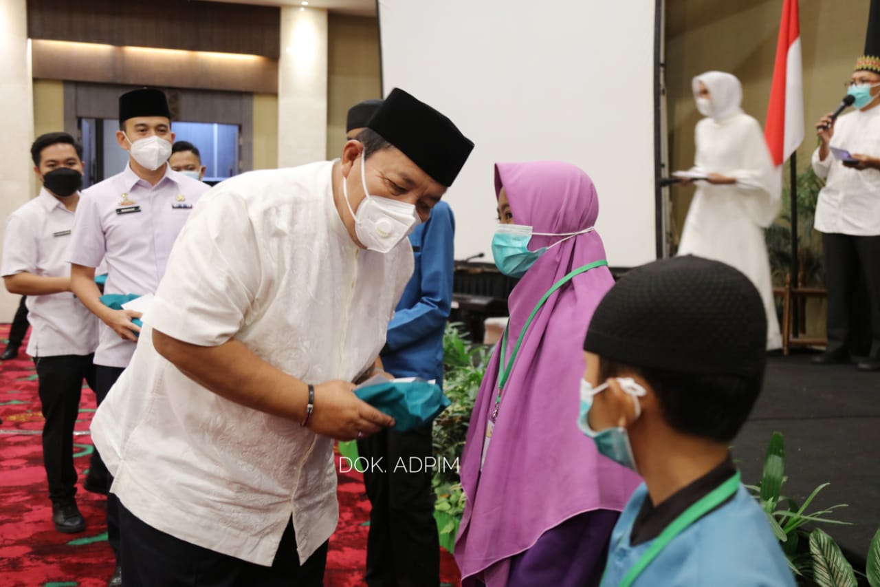 Gubernur Arinal Berikan Santunan kepada Yayasan Anak Yatim dan Duafa