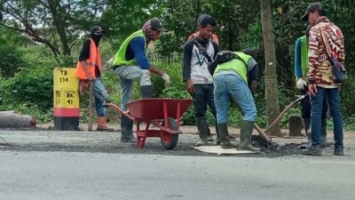 Sejumlah Titik Jalan Lintas Tengah di Lampung Utara Rusak Parah