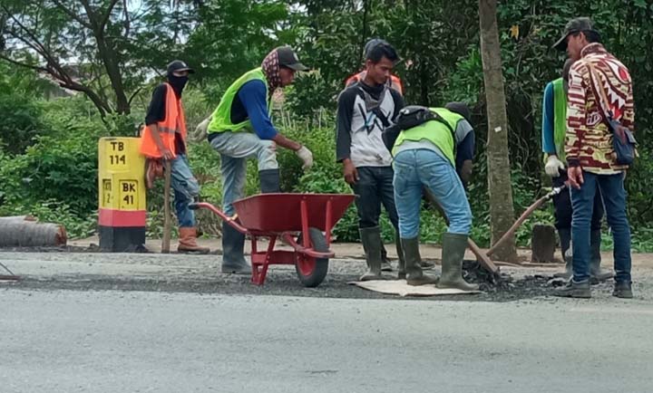 Sejumlah Titik Jalan Lintas Tengah di Lampung Utara Rusak Parah