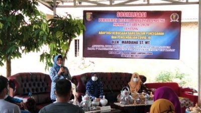 Mardiana Sosialisasikan Perda Adaptasi Kebiasaan Baru di Desa Kamplas