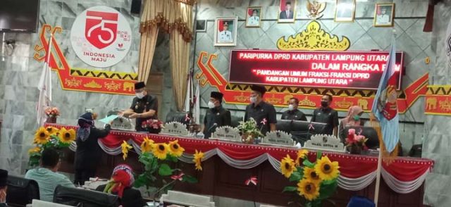 Juru bicara Fraksi Partai Nasdem, Dewi Murni menyerahkan pemandangan umum fraksinya pada Sekdakab Lampung Utara, Lekok