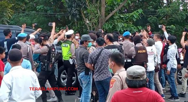 Mobil Dinas Bupati Lampung Utara Dicegat Peserta Unjuk Rasa