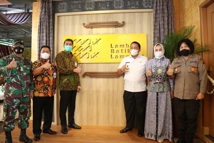 Bank Lampung Serahkan Bantuan untuk Lamban Batik Lampung
