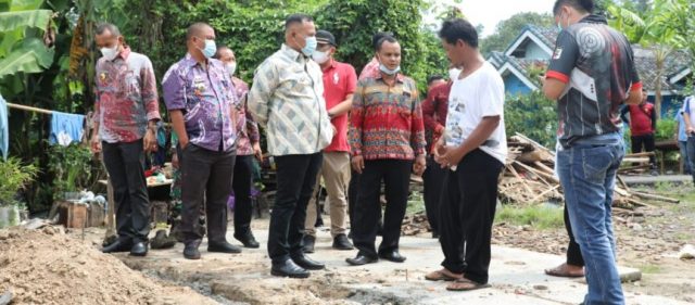 Bupati Lamsel Tinjau Korban Rumah Roboh di Desa Sukabaru