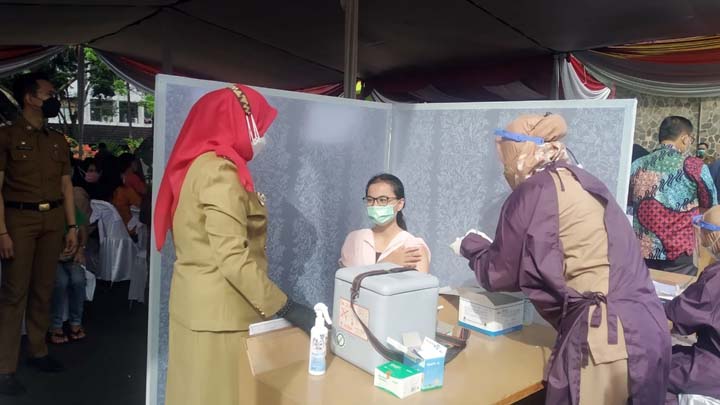 Vaksinasi Covid-19 Dosis Pertama untuk Umum di Bandarlampung, Ini Pesan Walikota