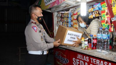 Sambil Patroli, Polda Lampung Mulai Salurkan Bantuan Sosial PPKM Darurat