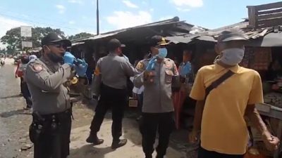 Viral Video Polisi di Tulangbawang Bernyanyi Lagu Dangdut di Pasar untuk Kampanye Prokes