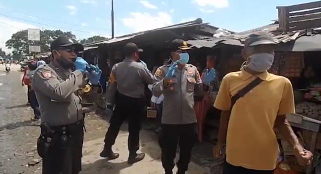 Viral Video Polisi di Tulangbawang Bernyanyi Lagu Dangdut di Pasar untuk Kampanye Prokes