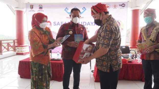 Ketua DKLS Hj Winarni Nanang Ermanto menyerahkan cenderamata kepada Ketua AL Anshori Djausal disaksikan Bupati Lamsel H. Nanang Ermanto ( Dok. AL)