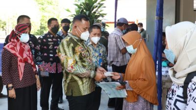 Bupati Nanang Ermanto Pantau Langsung Penyaluran BST dan Beras PPKM