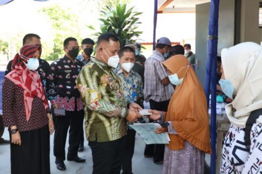 Bupati Nanang Ermanto Pantau Langsung Penyaluran BST dan Beras PPKM