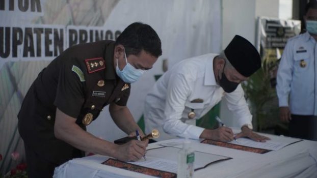 Peringati Hari Bakti Adhyaksa ke-61, Kejari Pringsewu Serahkan Satu Ambulans