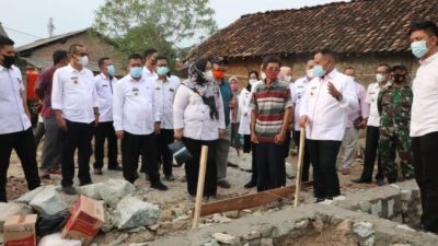 Bupati Lamsel Tinjau Jembatan dan Serahkan Bantuan Korban Rumah Roboh