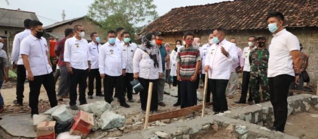 Bupati Lamsel Tinjau Jembatan dan Serahkan Bantuan Korban Rumah Roboh