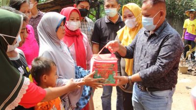 Bupati Lamsel Sambangi Korban Kebakaran di Desa Sidomukti