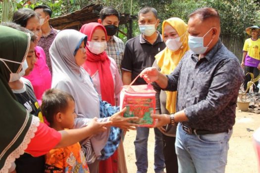 Bupati Lamsel Sambangi Korban Kebakaran di Desa Sidomukti