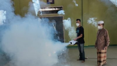Banyak Kasus Covid-19, Warga LK I Tanjungharapan Lakukan Penyemprotan Disinfektan