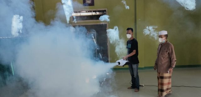 Banyak Kasus Covid-19, Warga LK I Tanjungharapan Lakukan Penyemprotan Disinfektan