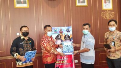 Bupati Lamsel Serahkan Santunan kepada Ahli Waris Lima PNS yang Meninggal