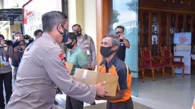 Polda Lampung Bagikan Ribuan Paket Sembako untuk Warga yang Terdampak PPKM Darurat