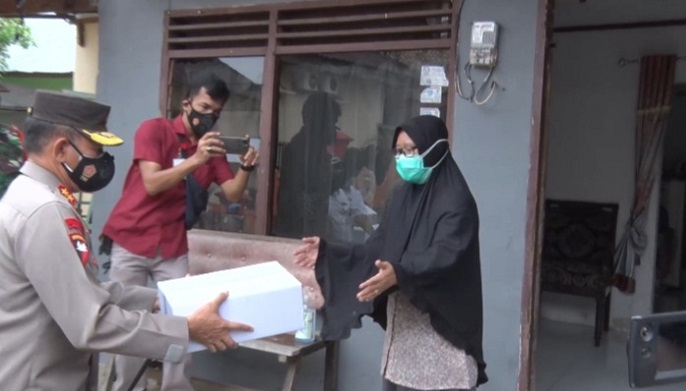 Kapolda Sumsel Bagikan Sembako kepada Warga yang Isoman
