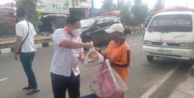 HUT ke-76 RI, PKS Lampura Bagikan Ribuan Sembako