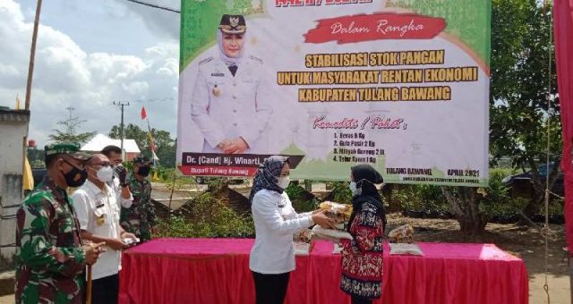 Bupati Winarti Resmikan Pasar Murah di Kampung Ujung Gunung Ilir