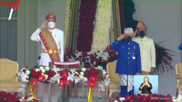 Pimpin Upacara Peringatan HUT ke-76 RI, Presiden Jokowi Kenakan Pakaian Adat Lampung