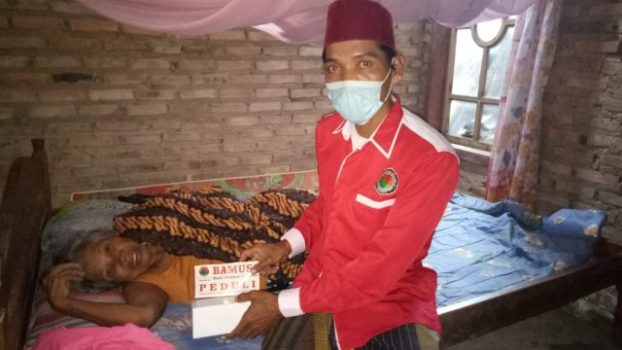 Bamusi PDIP Lamsel Berikan Bansos kepada Warga di Dua Kecamatan