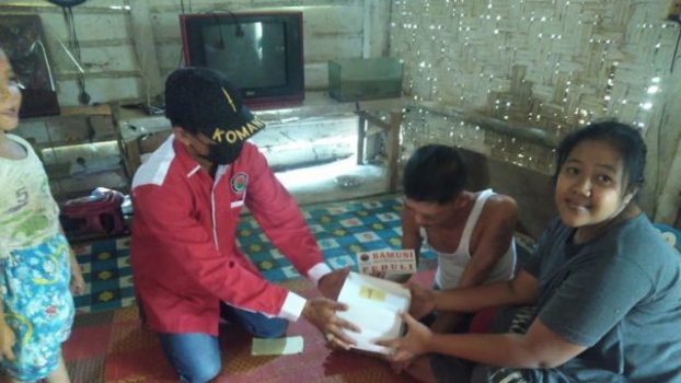 Bamusi Lamsel, organisasi sayap PDI Perjuangan memberikan bantuan dan suport kepada Sopyan (31), seorang warga yang menderita sakit glaukoma atau kerusakan saraf mata di Dusun Sumberejo, Desa Campang tiga, Kecamatan Sidomulyo.