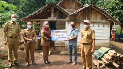 Empat Warga Tanjungkurung dan Terbaya Terima Bantuan Bedah Rumah dari Bupati Tanggamus