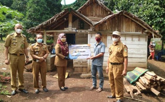 Empat Warga Tanjungkurung dan Terbaya Terima Bantuan Bedah Rumah dari Bupati Tanggamus