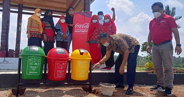 CCEP Indonesia Bersama Forum Pendidik Sukanaegara Serahkan Bantuan Tempat Sampah Edukasi