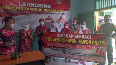 Komunitas Kontrakan Alif Subing Bagikan 1.000 Botol Jamu Empon-empon