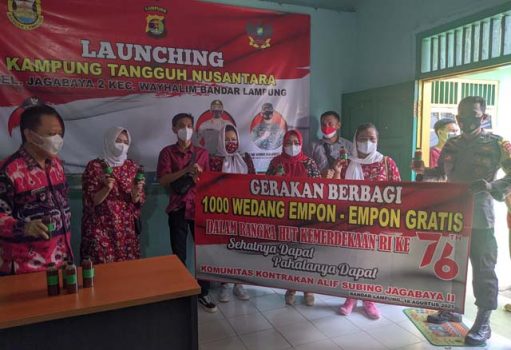 Komunitas Kontrakan Alif Subing Bagikan 1.000 Botol Jamu Empon-empon