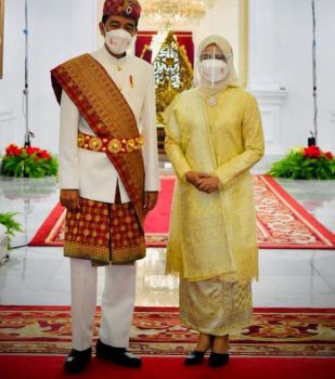Presiden Jokowi mengenakan pakaian adat Lampung saat menjadi pemimpin upacara peringatan detik-detik Proklamasi di Istana Negara, Selasa (17/8/2021).