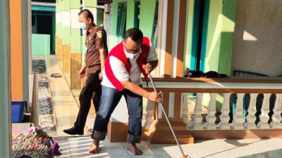 Ini Penampakan Wabup Lampung Tengah saat Membersihkan Masjid karena Melanggar Prokes