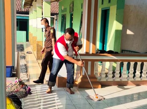 Ini Penampakan Wabup Lampung Tengah saat Membersihkan Masjid karena Melanggar Prokes