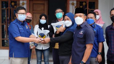 Partai Nasdem Lampung Bagikan Beras dan Uang Tunai bagi Warga Terdampak Covid-19