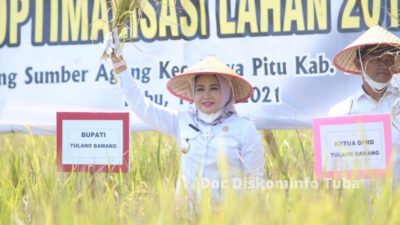 Bupati Winarti Hadiri Panen Raya dan Peluncuran Kartu Petani Berjaya