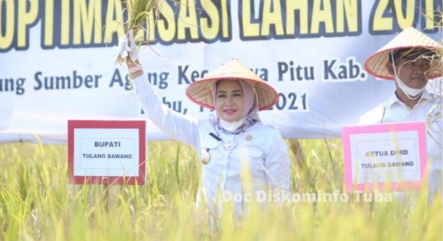 Bupati Winarti Hadiri Panen Raya dan Peluncuran Kartu Petani Berjaya