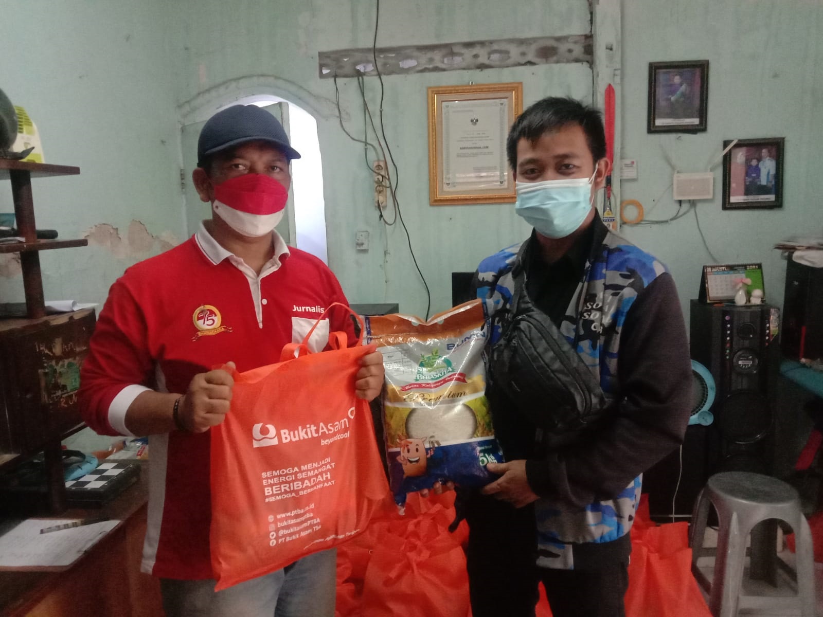 PT Bukit Asam Berikan Bantuan Sembako Kepada Awak Jurnalis Terdampak PPKM Level 4